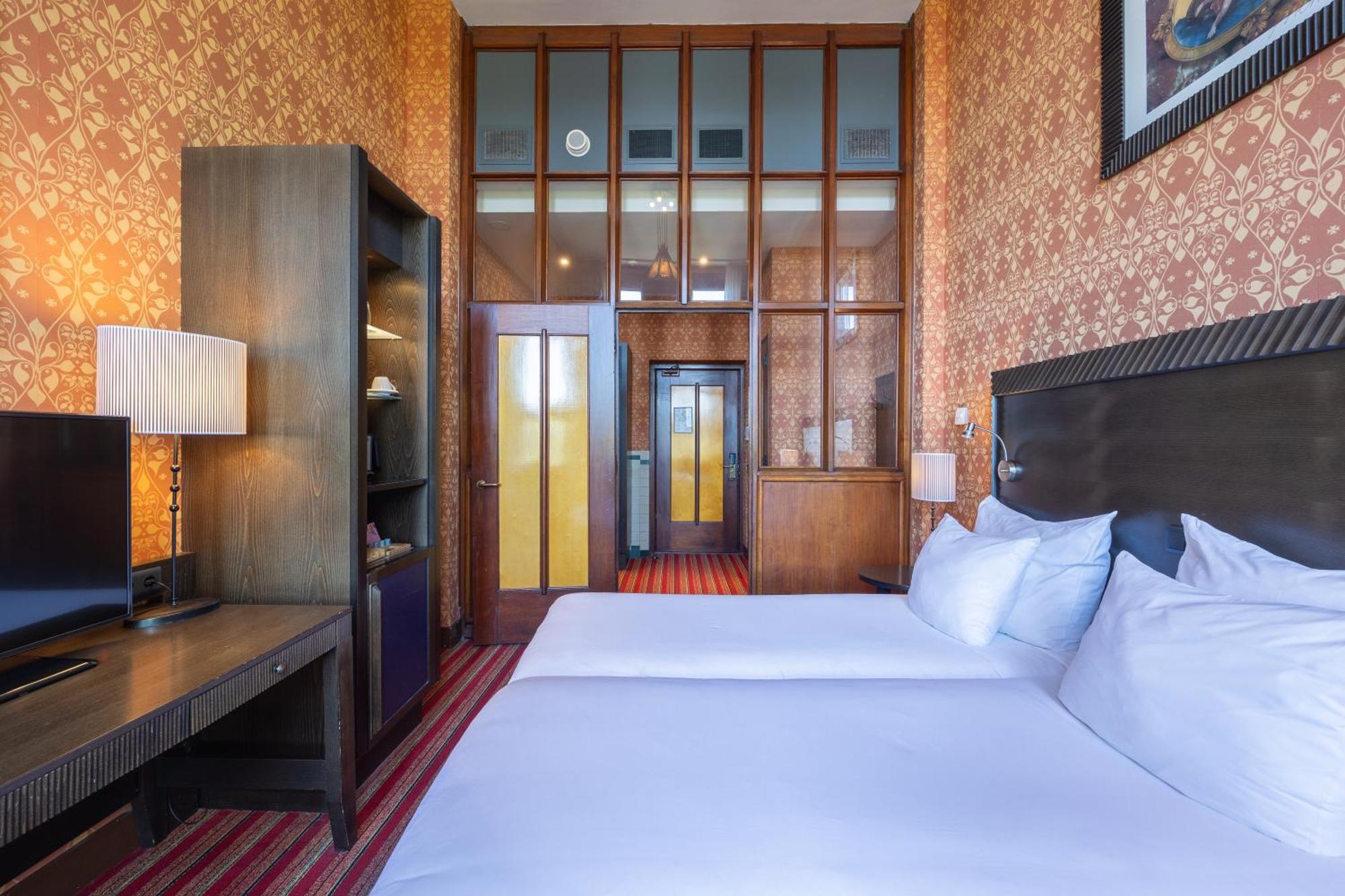 Grand Hotel Amrath Amszterdam Kültér fotó A room at the hotel