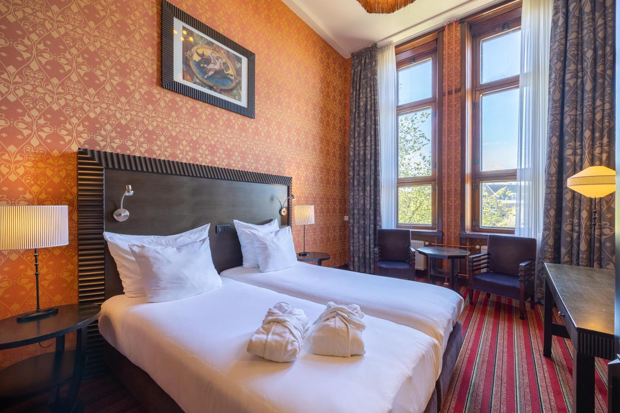 Grand Hotel Amrath Amszterdam Kültér fotó A room at the hotel
