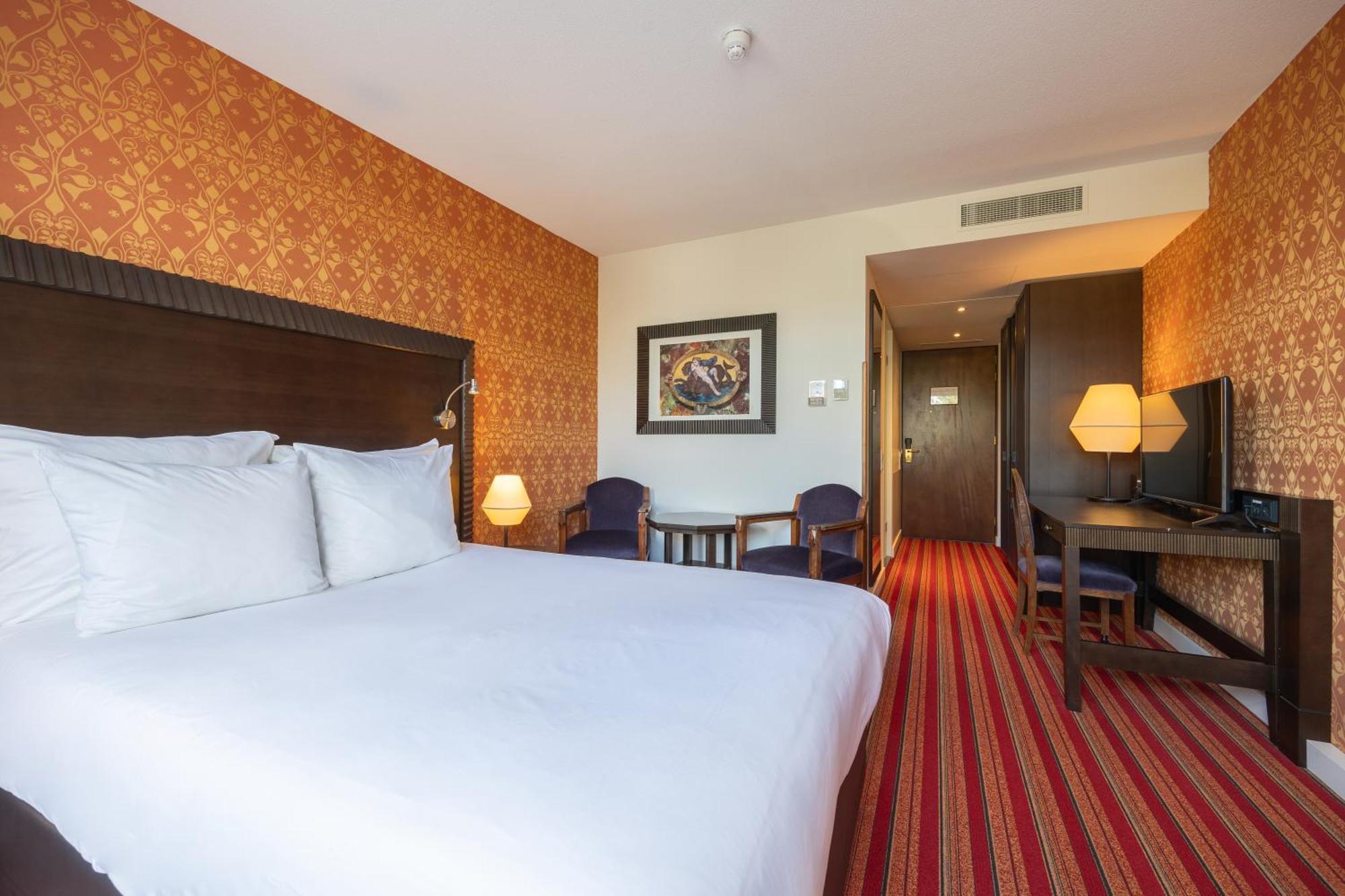 Grand Hotel Amrath Amszterdam Kültér fotó A room at the hotel