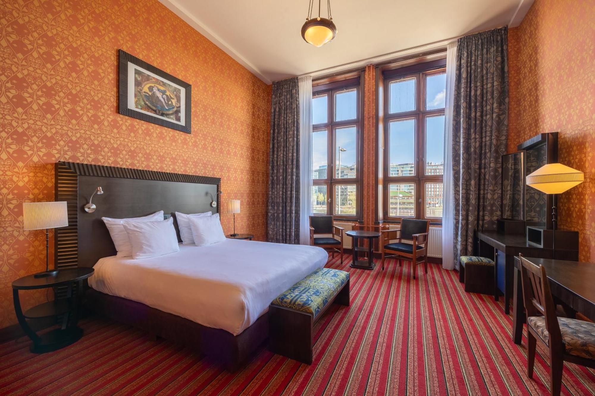 Grand Hotel Amrath Amszterdam Kültér fotó A room at the hotel