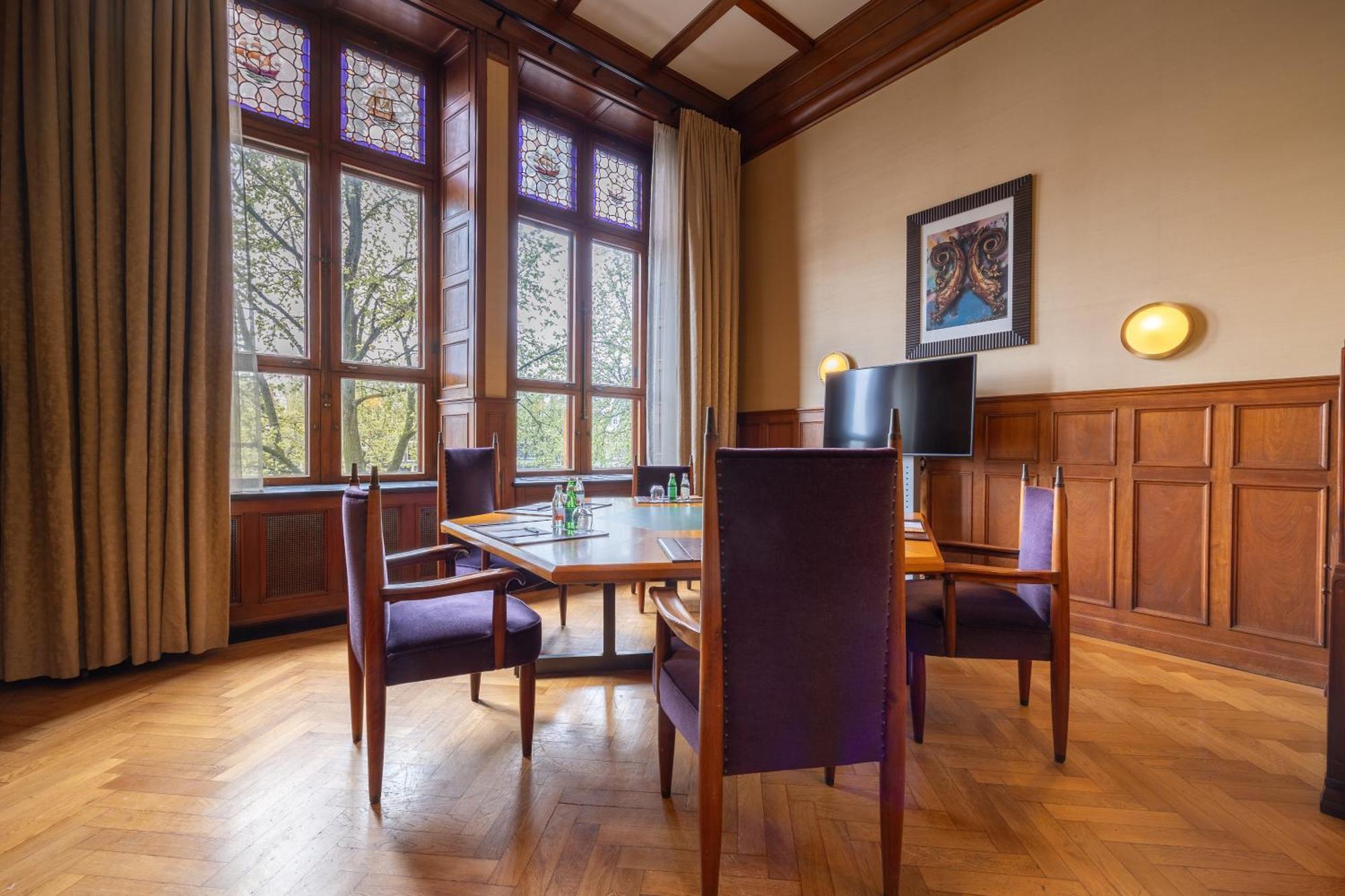 Grand Hotel Amrath Amszterdam Kültér fotó The boardroom of the University of Freiburg's Senate