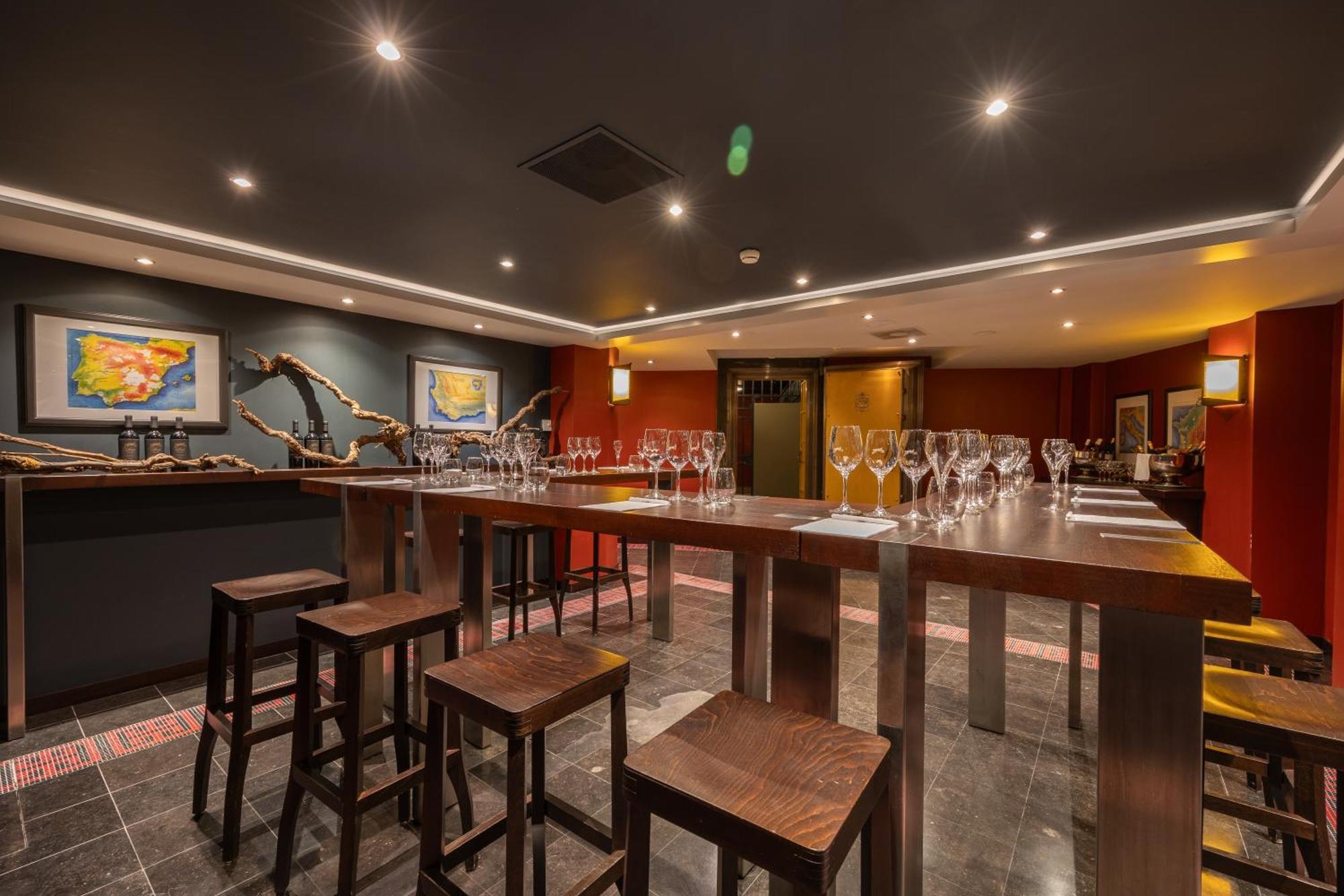 Grand Hotel Amrath Amszterdam Kültér fotó Wine tasting room at the Wine & Spirit Education Trust